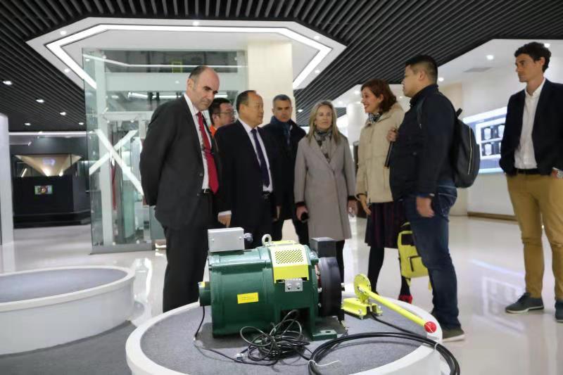 西班牙客商参观考察兰州新区拉斯维加斯游戏3499新能源汽车厂