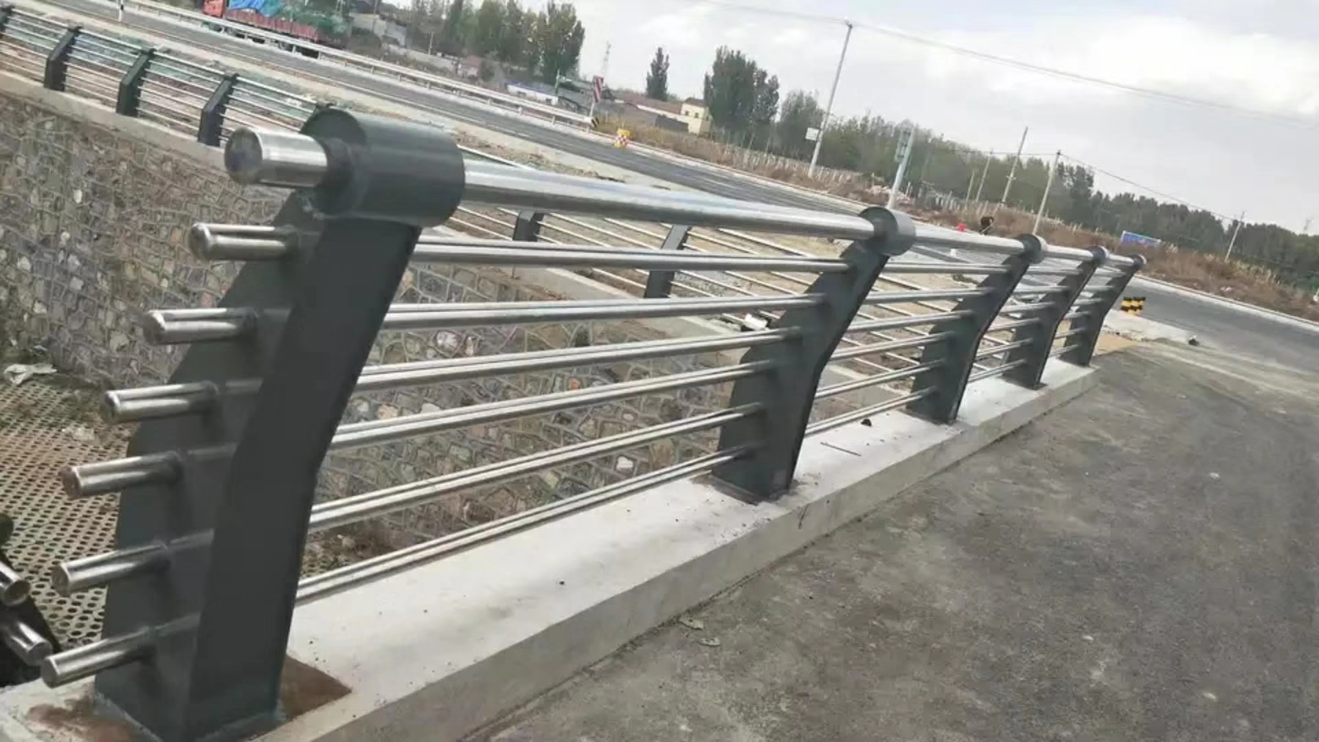 六盘水 不锈钢复合管桥梁防撞护栏栏杆立朋生产引进新设备