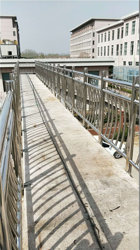 张家口 立朋定制不锈钢复合管防撞护栏栏杆立柱焊接镀锌加工